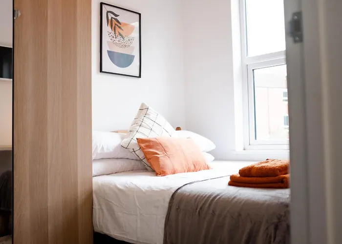 4Bed 4Bath, Free Parking, Work Space, City Centre