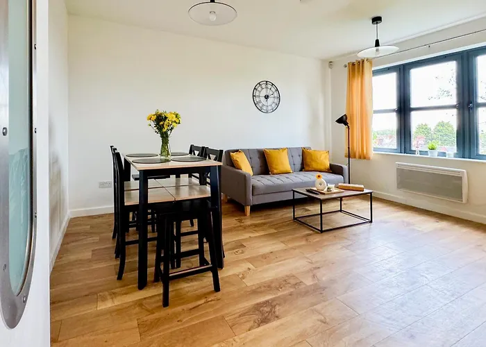 Quantum Modern 2 Bedroom Apartment With Free Parking