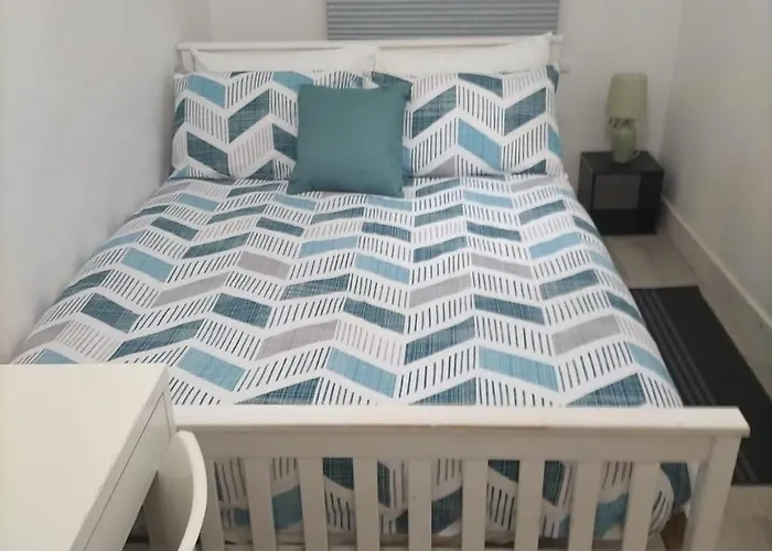 Comfortable Double Bed Located Near City Centre, Suitable For Contractors Health Care Professionals Or Long Business Stays In Coventry Or Delightful Holidays In Coventry Or Within The West Midlands Area Free Wifi Tea And Coffee Provided