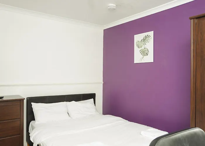 Room In Guest Room - Beautiful Room In Coventry