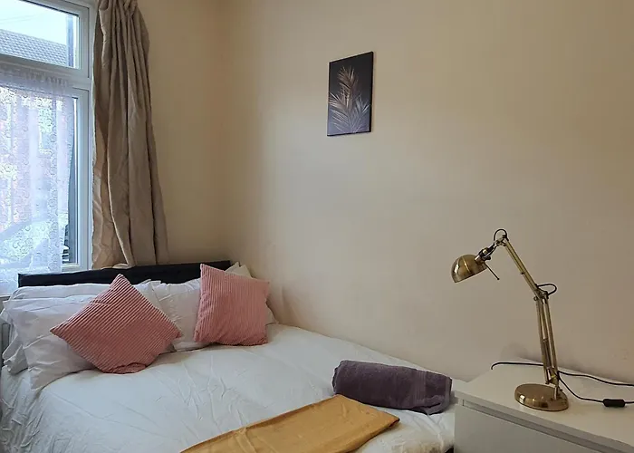 Room In Guest Room - Bright Nice Room In Coventry