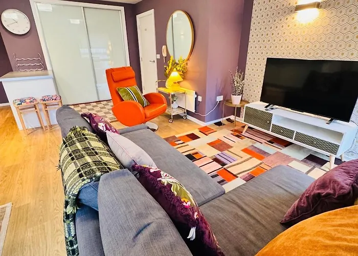 Homely And Charming 2 Bedroom Sleeps 6 W Balcony