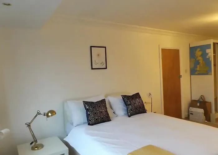 Spacious Bright Room In Coventry