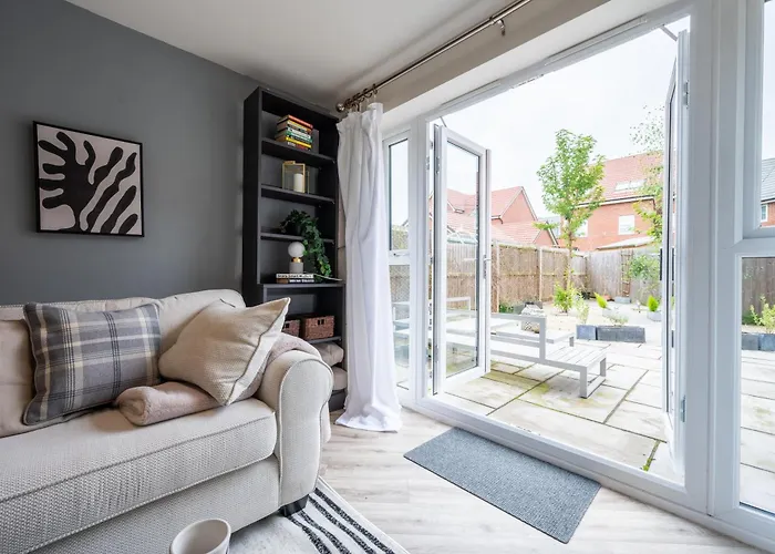 Close To Warwick University - Clover Way By Ty Sa