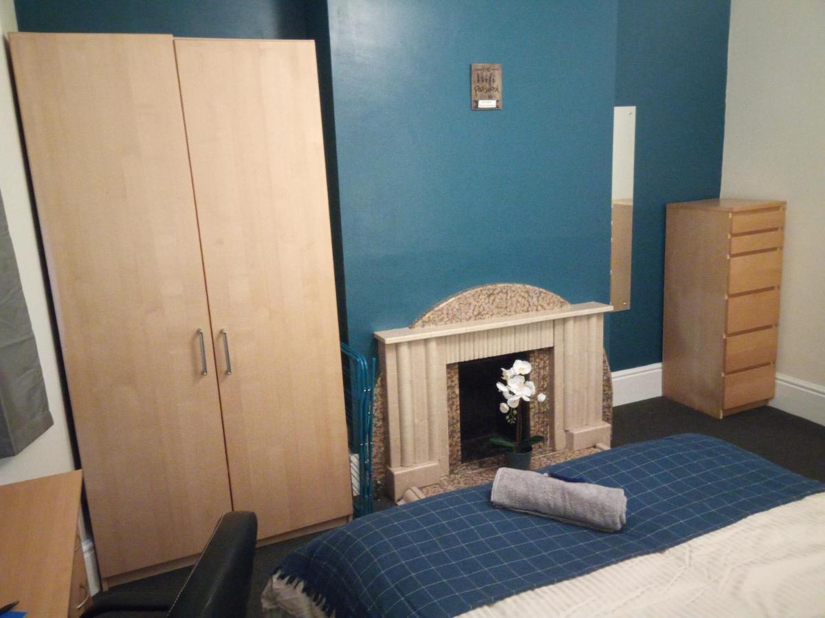Gosford Hotel *