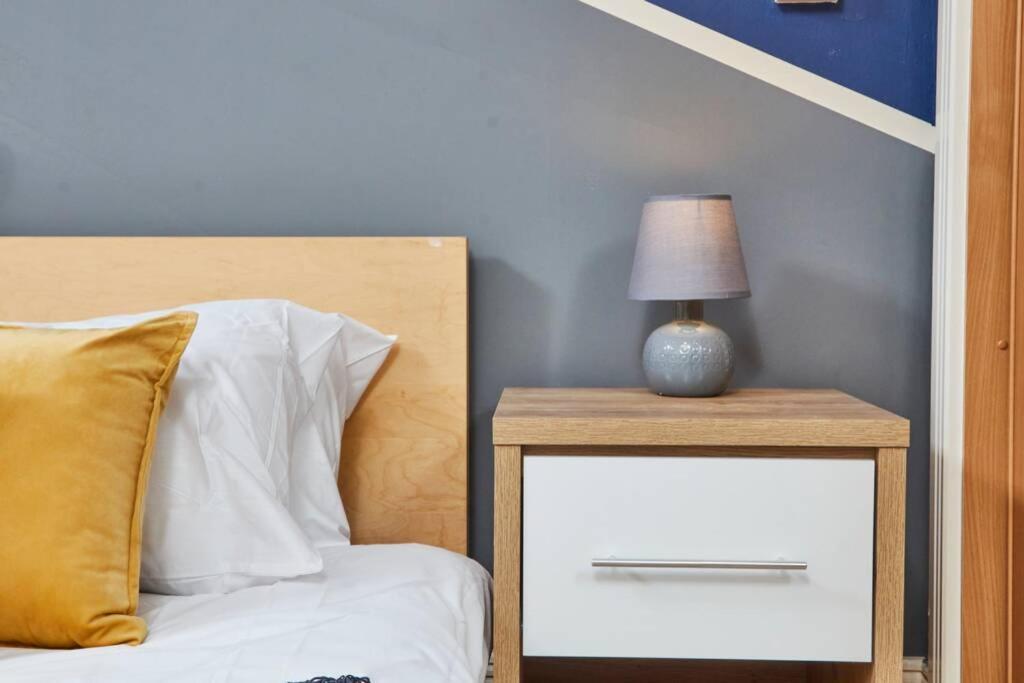 Luxury 2 Bed Central Location Sleeps 5 Apartment
