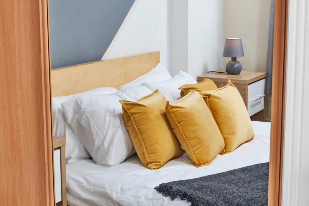 Apartment Luxury 2 Bed Central Location Sleeps 5 *