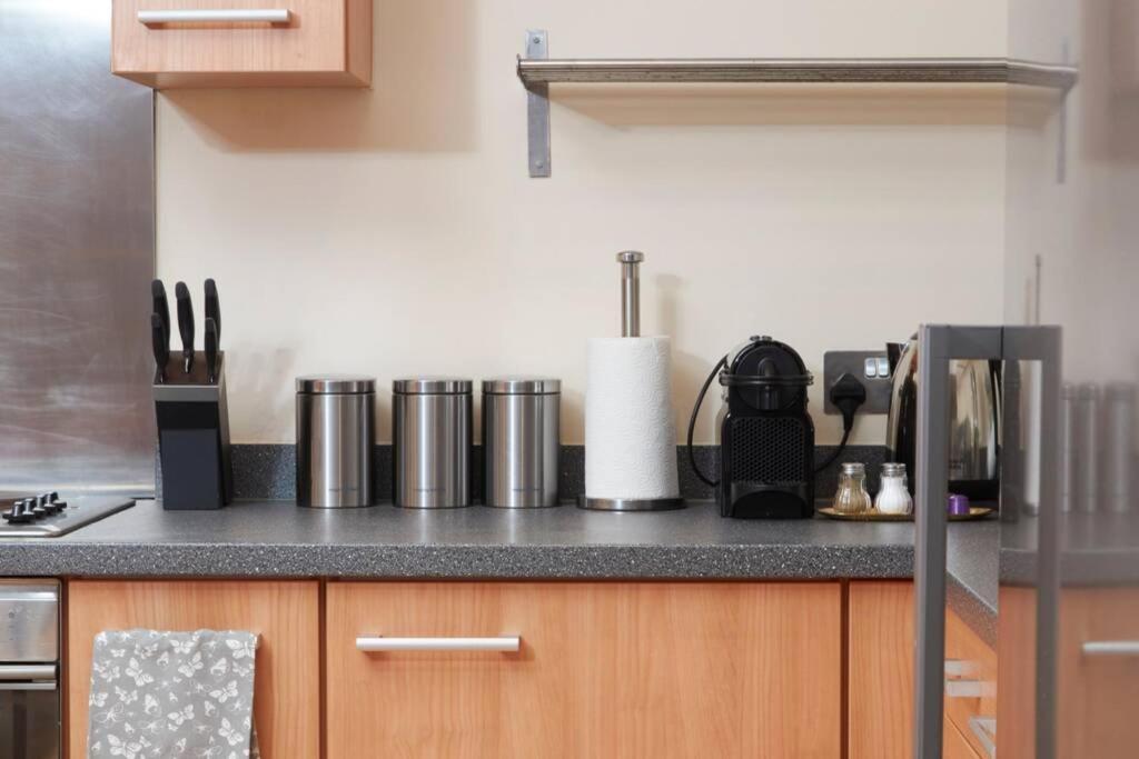 Apartment Luxury 2 Bed Central Location Sleeps 5 *