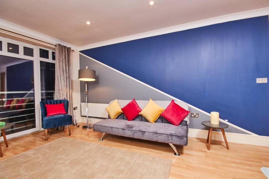 Apartment Luxury 2 Bed Central Location Sleeps 5 *
