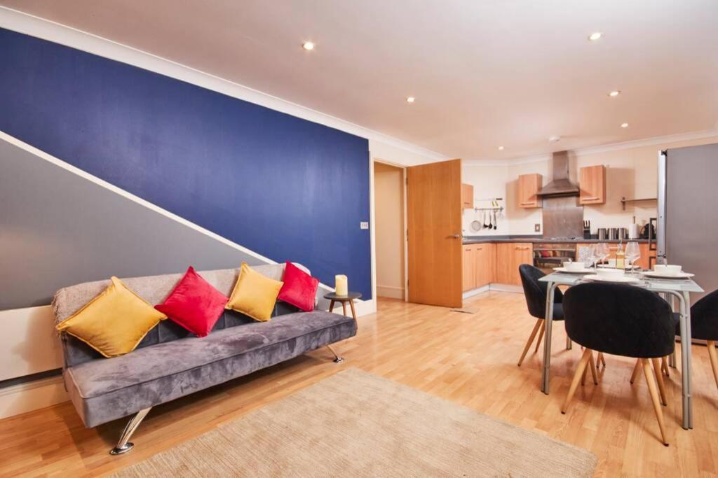 Luxury 2 Bed Central Location Sleeps 5 Coventry