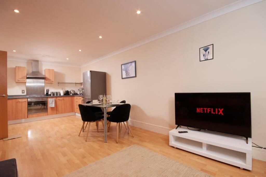 Luxury 2 Bed Central Location Sleeps 5 Apartment