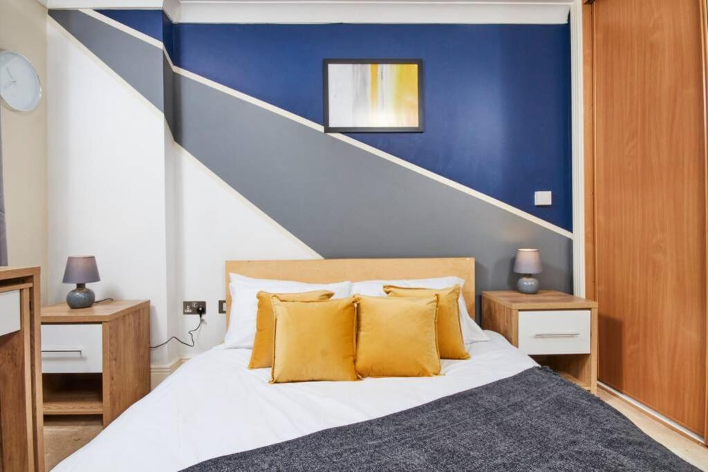 Luxury 2 Bed Central Location Sleeps 5 Apartment