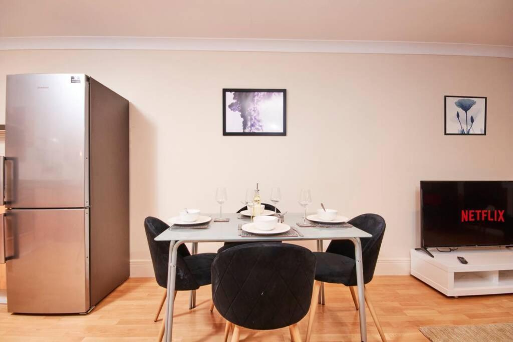 Luxury 2 Bed Central Location Sleeps 5 *