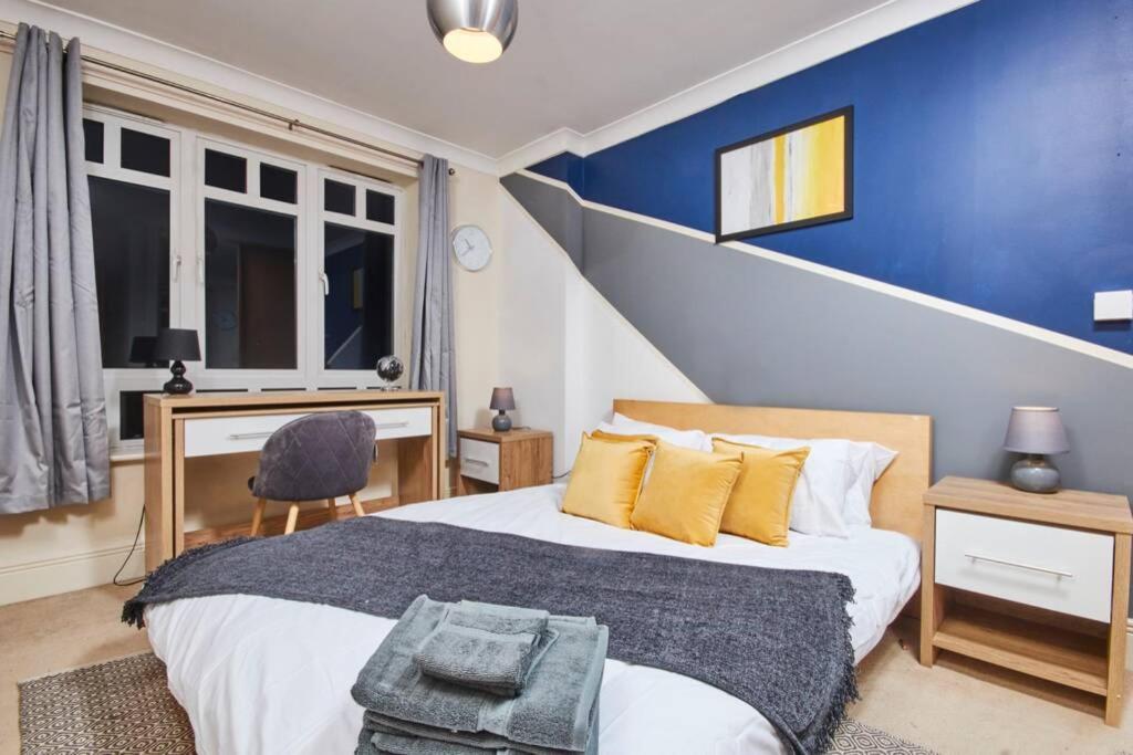 Luxury 2 Bed Central Location Sleeps 5 Coventry