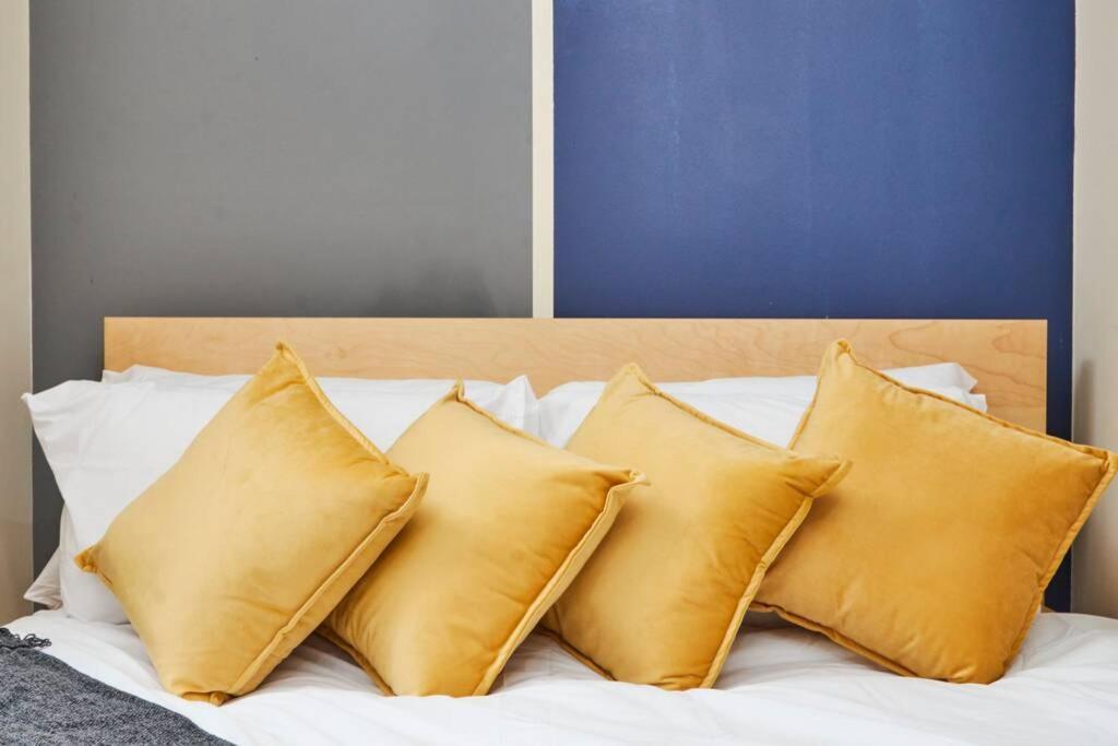 Luxury 2 Bed Central Location Sleeps 5 *