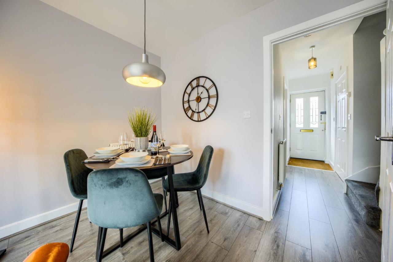 Casa de férias Contemporary House, M6, Cbs Arena - Ricoh, Private Parking, Sleeps 5, By Empower Homes *
