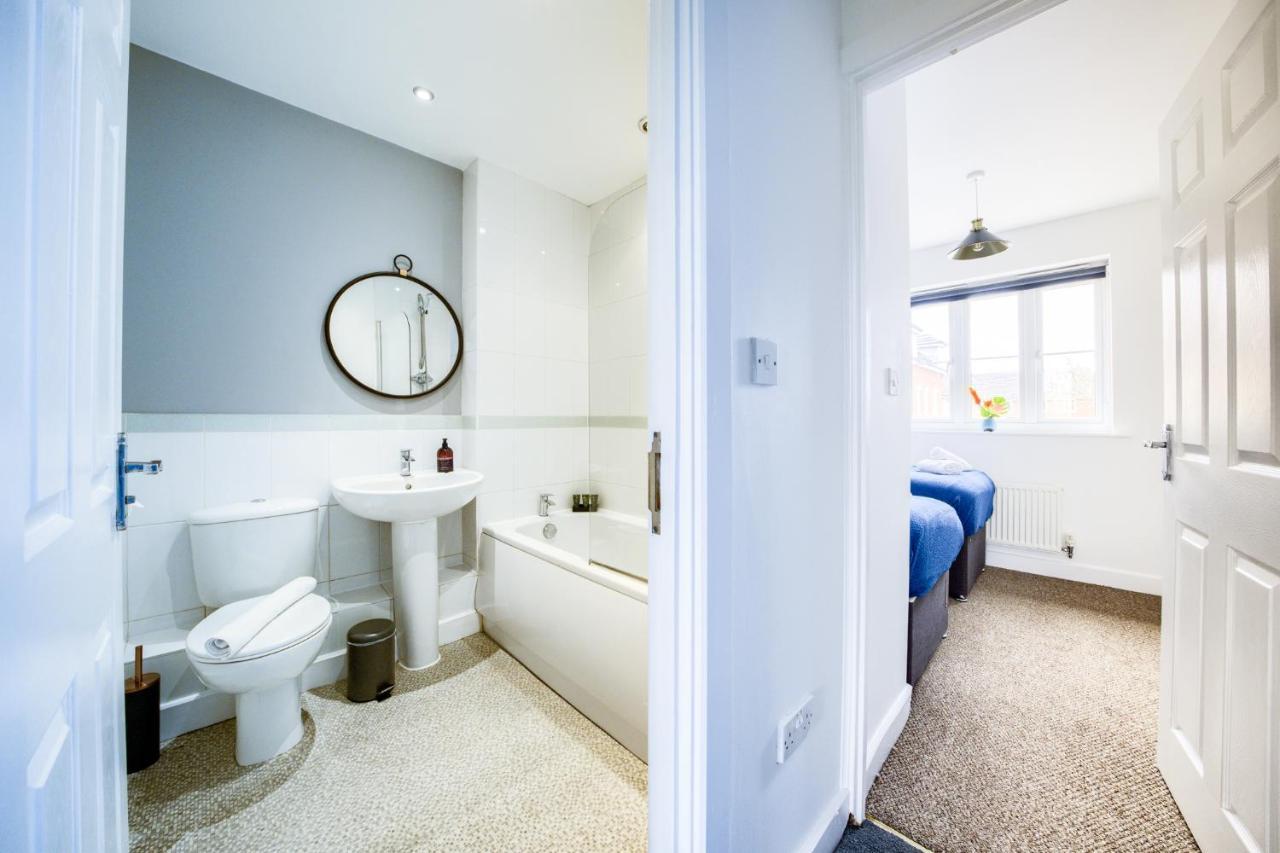 Casa de férias Contemporary House, M6, Cbs Arena - Ricoh, Private Parking, Sleeps 5, By Empower Homes