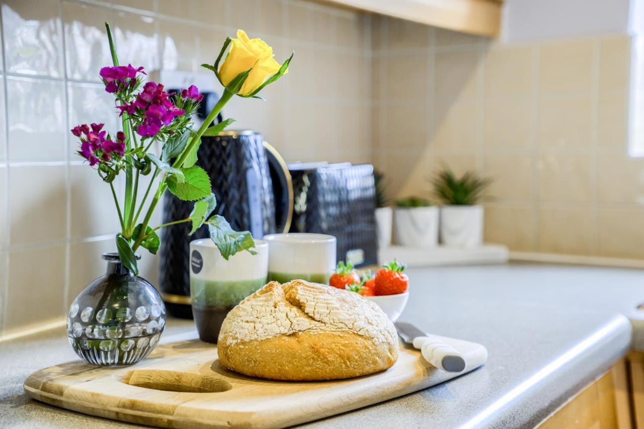 Contemporary House, M6, Cbs Arena - Ricoh, Private Parking, Sleeps 5, By Empower Homes