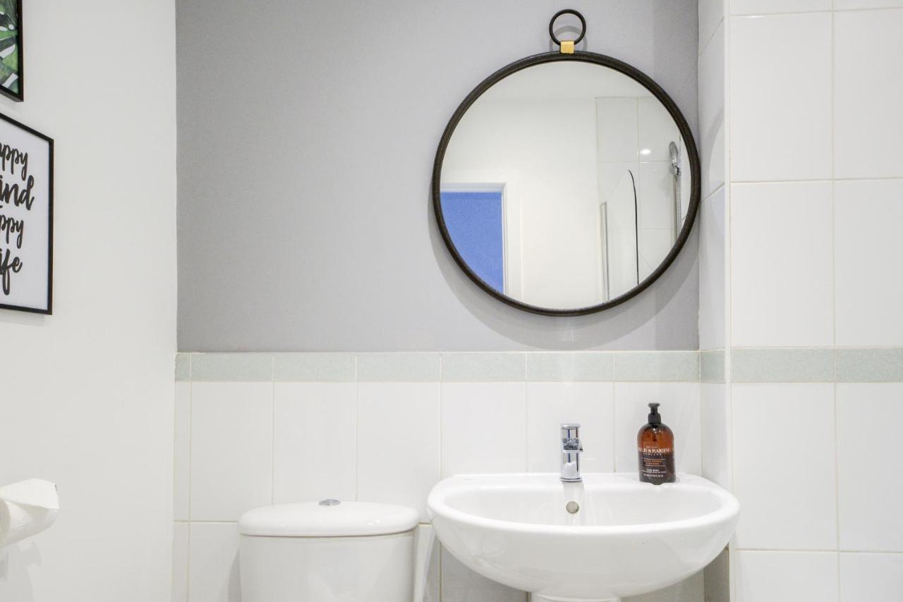 Casa de férias Contemporary House, M6, Cbs Arena - Ricoh, Private Parking, Sleeps 5, By Empower Homes *