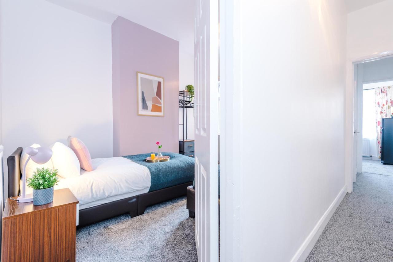 Harley House - Spacious With Free Netflix & Parking By Rocketbnb *