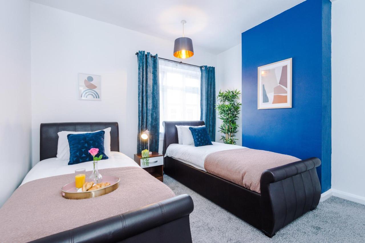 Casa de férias Harley House - Spacious With Free Netflix & Parking By Rocketbnb Coventry