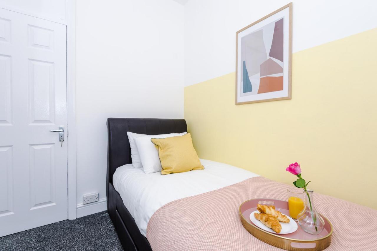 Casa de férias Harley House - Spacious With Free Netflix & Parking By Rocketbnb Coventry