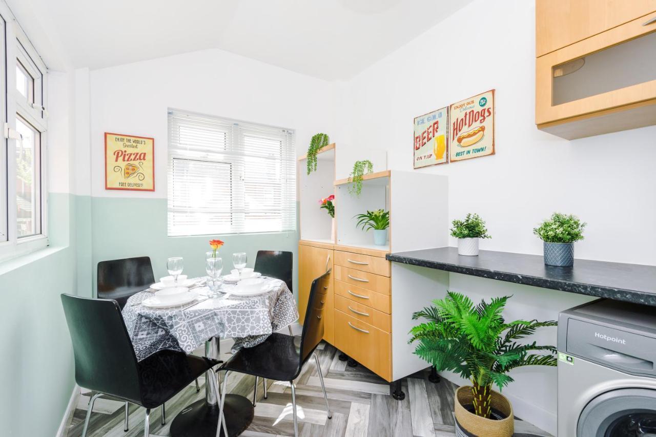Casa de férias Harley House - Spacious With Free Netflix & Parking By Rocketbnb *