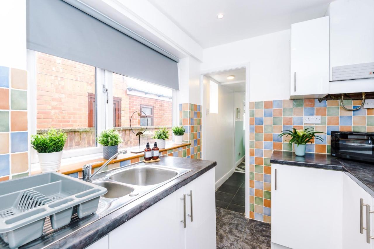 Harley House - Spacious With Free Netflix & Parking By Rocketbnb