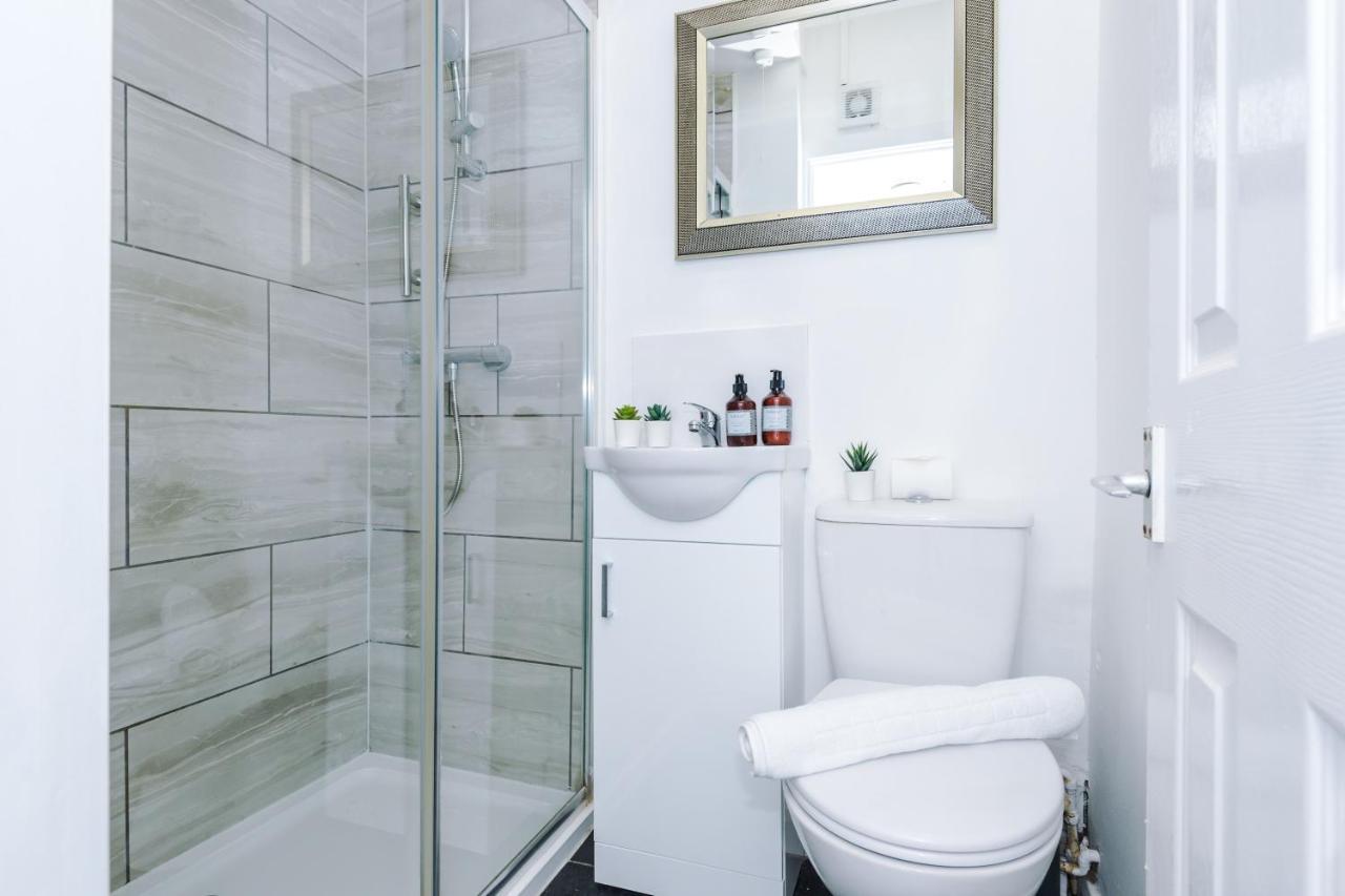 Harley House - Spacious With Free Netflix & Parking By Rocketbnb