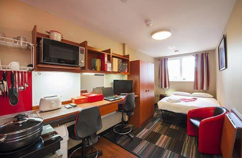 Modern And Comfy At Corporation Village In Coventry