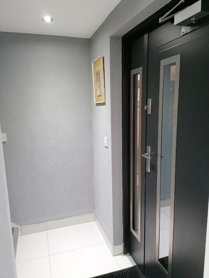 Charming 1-bed In Apartment *