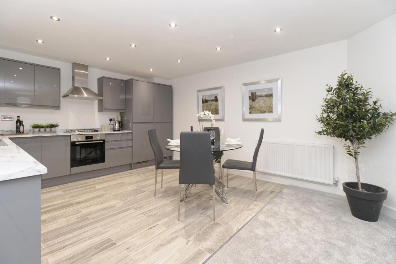 Brand New! Contemporary 2-bed Flat - Sleeps 4 - Free Parking