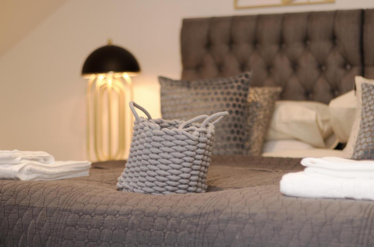Just Launched! Modern 2-bed Flat - Sleeps 6 - Free Parking Apartment