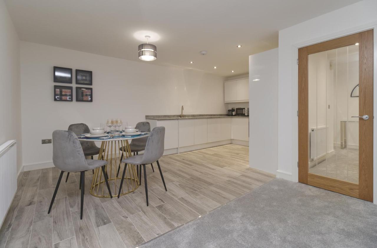 Just Launched! Stylish 2-bed Flat - Sleeps 6 - Free Parking *