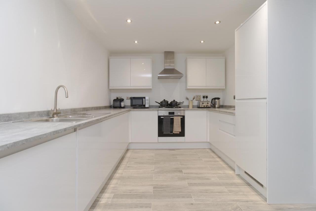 Just Launched! Stylish 2-bed Flat - Sleeps 6 - Free Parking