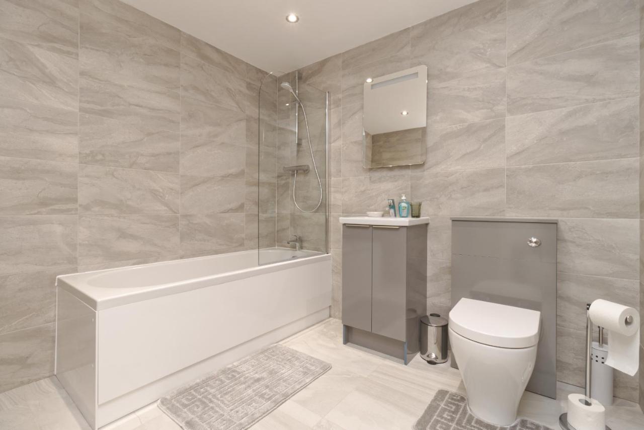 Apartment Just Launched! Stylish 2-bed Flat - Sleeps 6 - Free Parking *