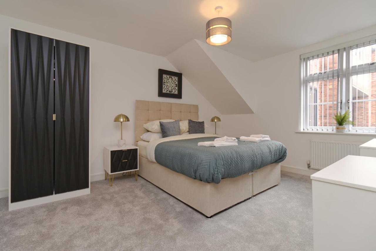 Just Launched! Stylish 2-bed Flat - Sleeps 6 - Free Parking *