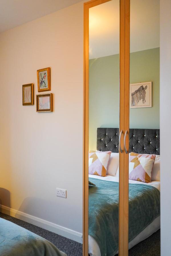 Entire Modern In Centre Apartment *