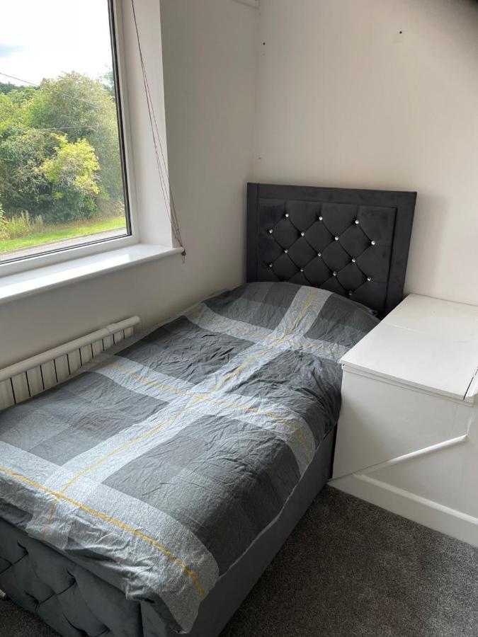 5 Bed House, 32 Tutbury Avenue, Cannon Park, Coventry, Cv4 7bj Holiday home *