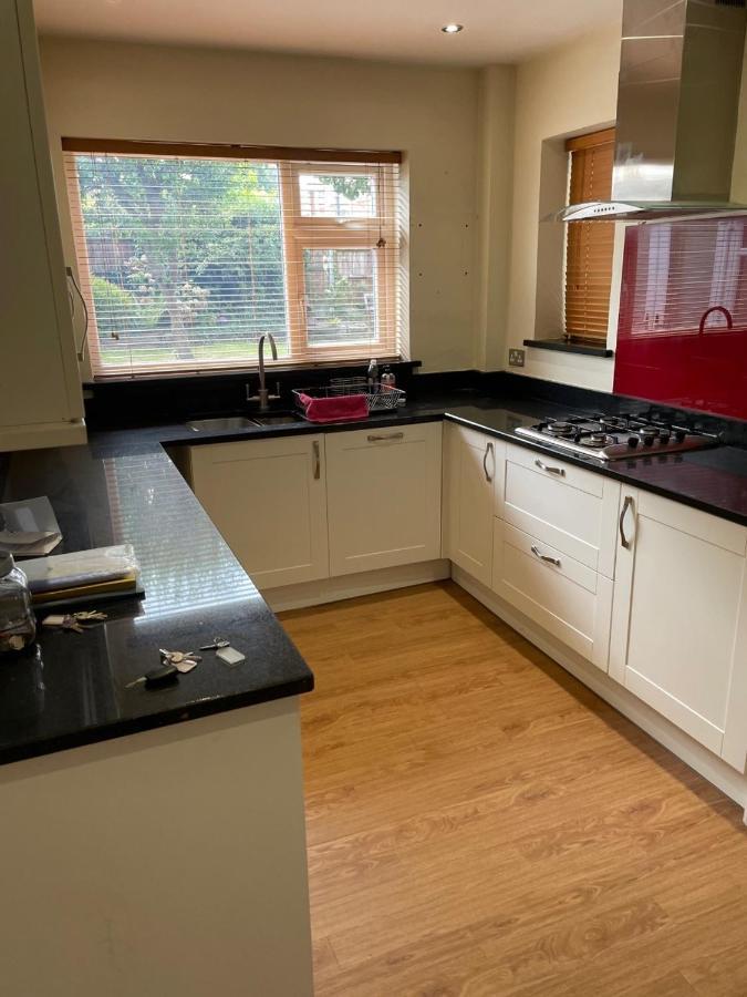 Holiday home 5 Bed House, 32 Tutbury Avenue, Cannon Park, Coventry, Cv4 7bj