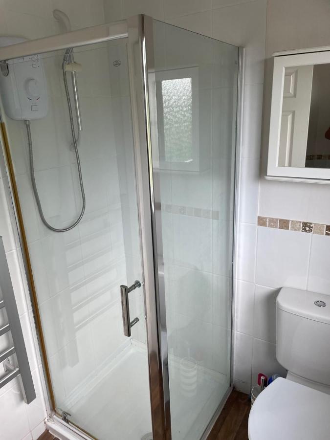 Holiday home 5 Bed House, 32 Tutbury Avenue, Cannon Park, Coventry, Cv4 7bj Coventry