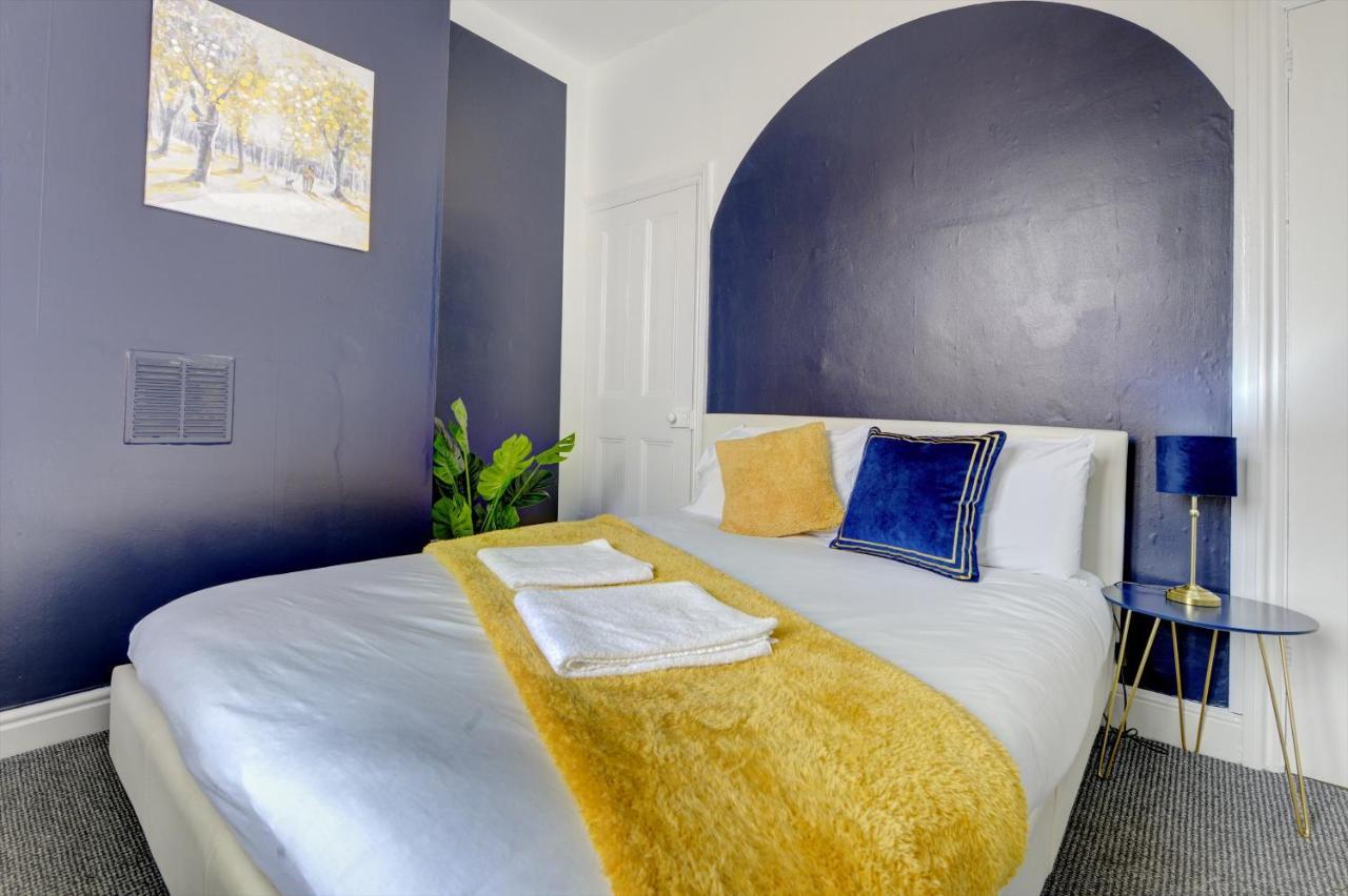 Cheerful Comfort: 2-bedroom With Free Parking & Wi-fi Holiday home Coventry