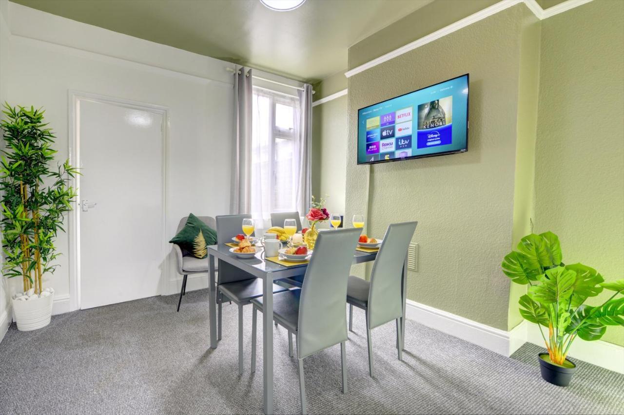 Holiday home Cheerful Comfort: 2-bedroom With Free Parking & Wi-fi *