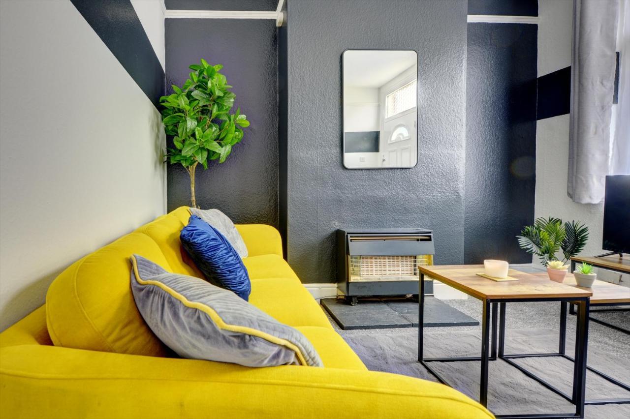 Holiday home Cheerful Comfort: 2-bedroom With Free Parking & Wi-fi