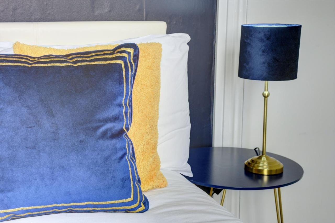 Cheerful Comfort: 2-bedroom With Free Parking & Wi-fi