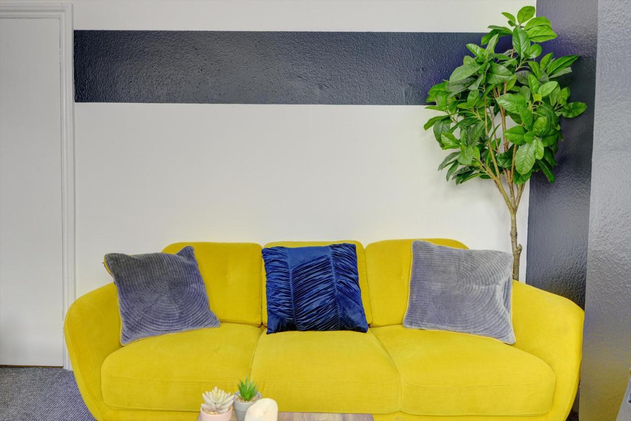 Holiday home Cheerful Comfort: 2-bedroom With Free Parking & Wi-fi *
