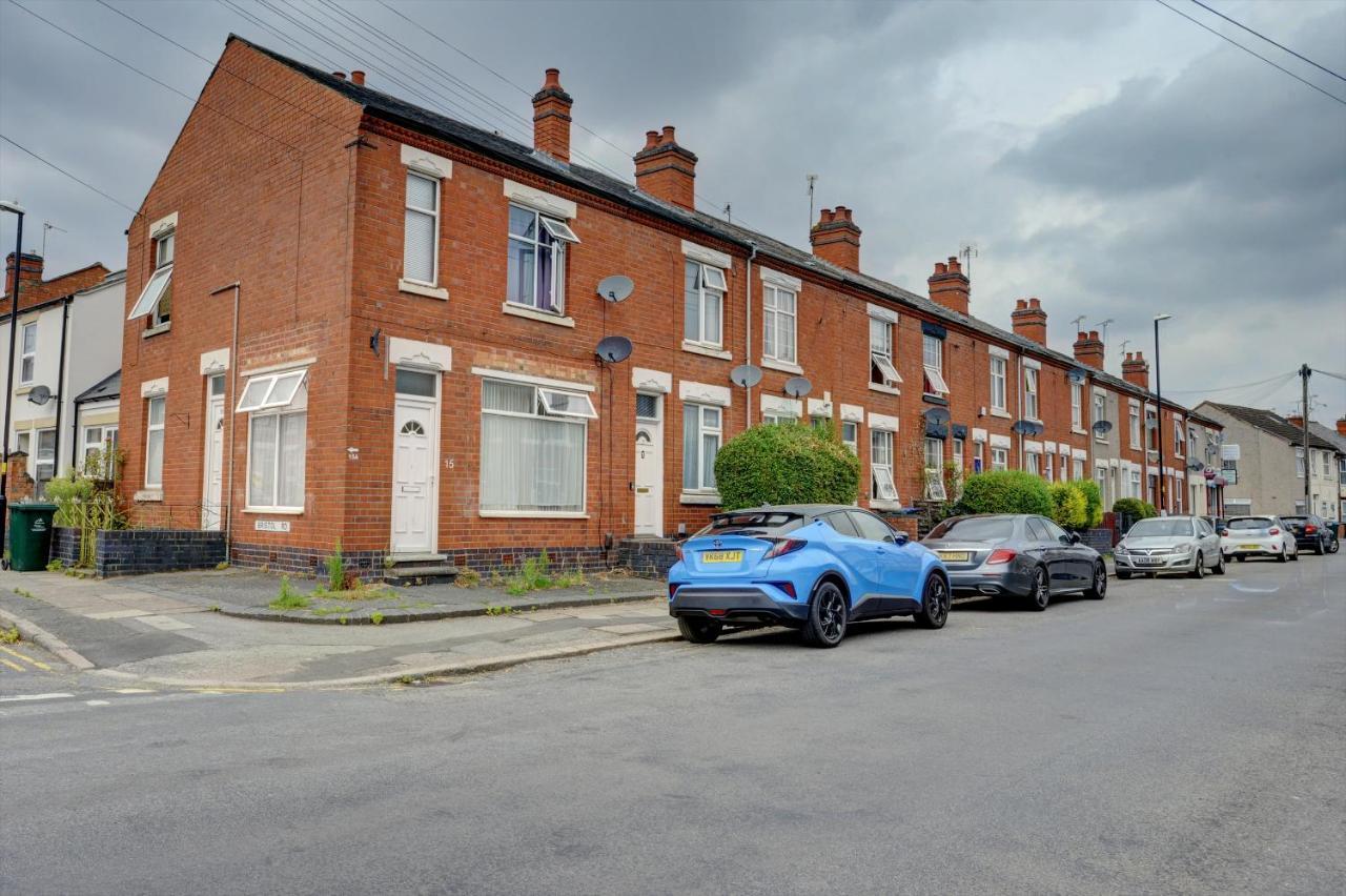 Holiday home Cheerful Comfort: 2-bedroom With Free Parking & Wi-fi *