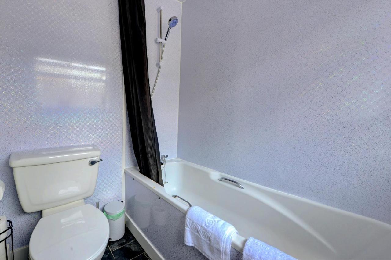 Holiday home Cheerful Comfort: 2-bedroom With Free Parking & Wi-fi *