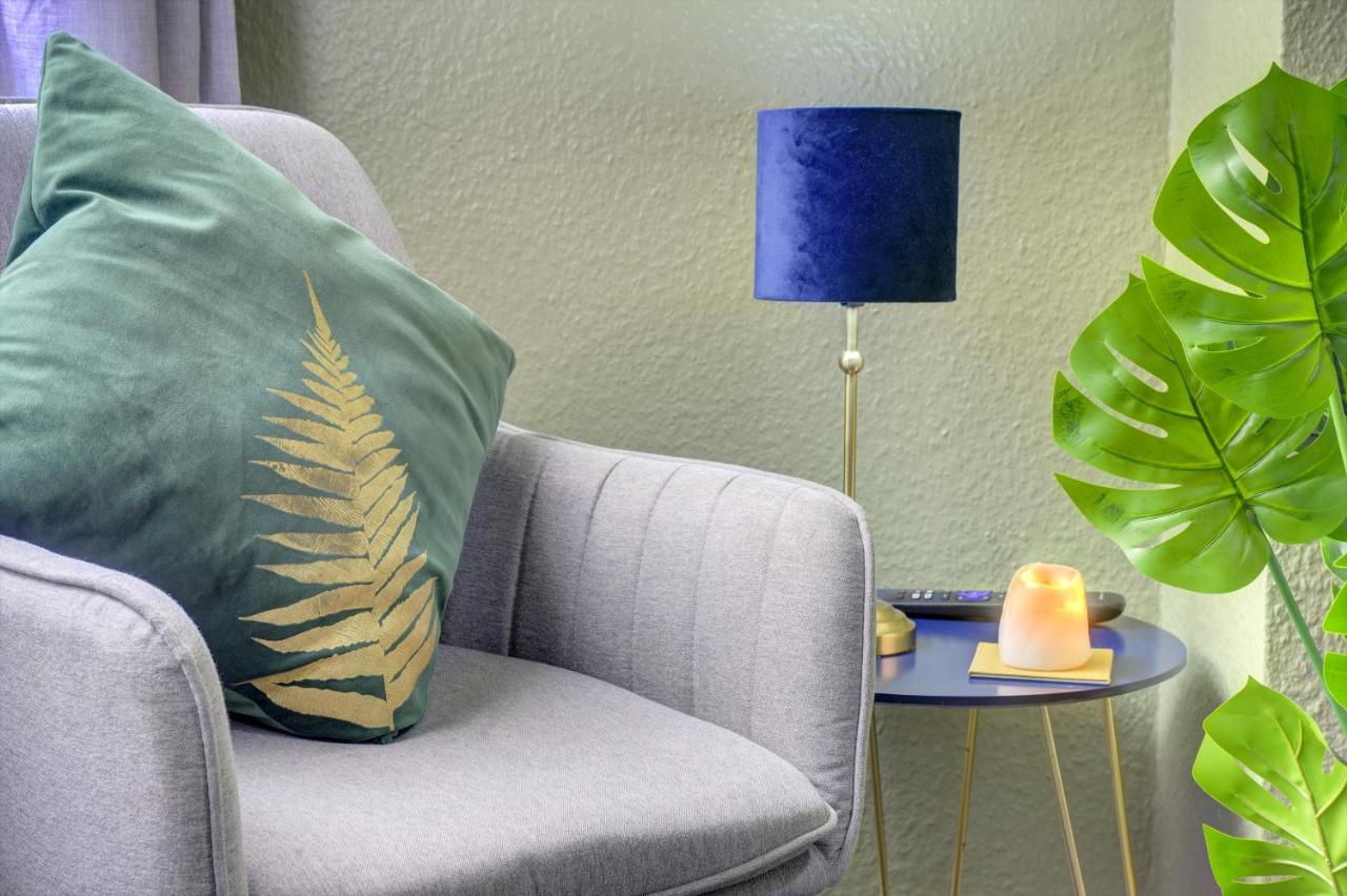 Cheerful Comfort: 2-bedroom With Free Parking & Wi-fi