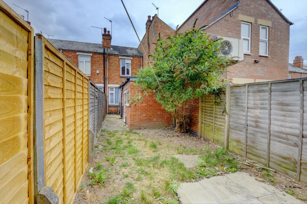 Cheerful Comfort: 2-bedroom With Free Parking & Wi-fi Holiday home *